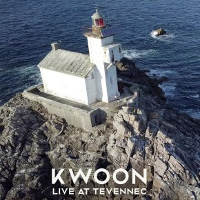 Kwoon entre ciel et mer au Phare de Tevennec