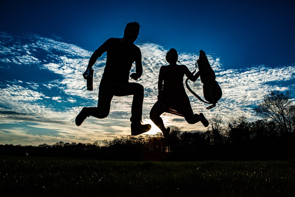 Octantrion plane très haut avec l'album II et le clip de The Dead King