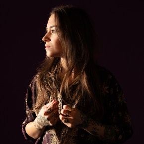 Nina Attal toujours aussi électrique avec la vidéo de Never been Clear